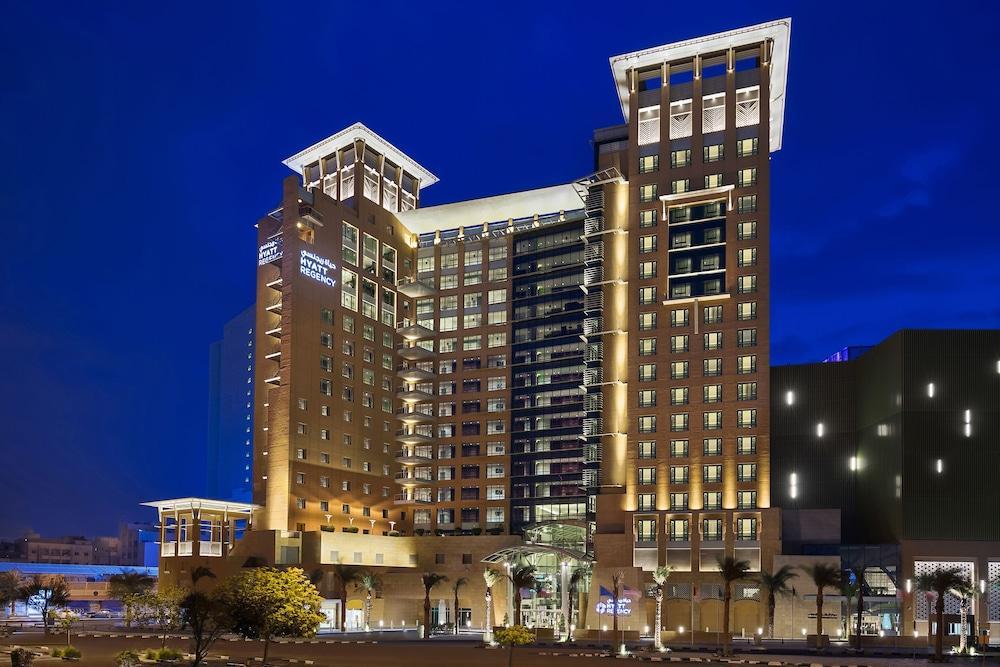 Hyatt Regency Al Kout Mall Kuveyt Dış mekan fotoğraf The hotel at night