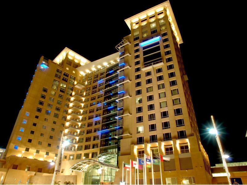 Hyatt Regency Al Kout Mall Kuveyt Dış mekan fotoğraf The hotel at night