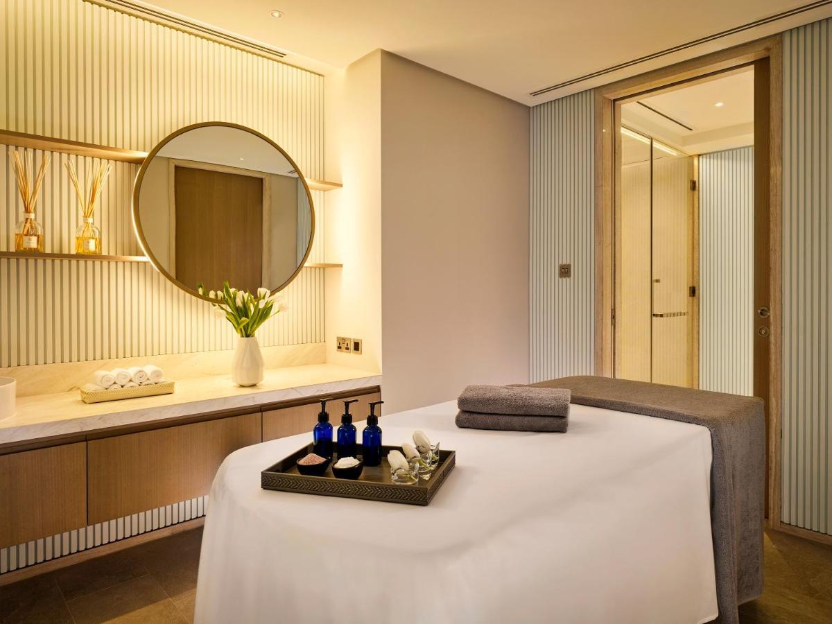 Hyatt Regency Al Kout Mall Kuveyt Dış mekan fotoğraf A treatment room at The Spa at The Landmark, Hong Kong