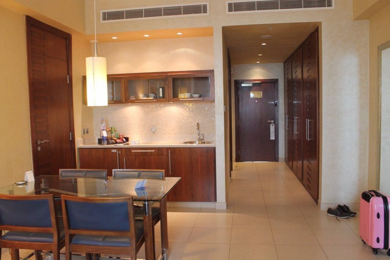 Hyatt Regency Al Kout Mall Kuveyt Dış mekan fotoğraf A kitchen in a hotel suite